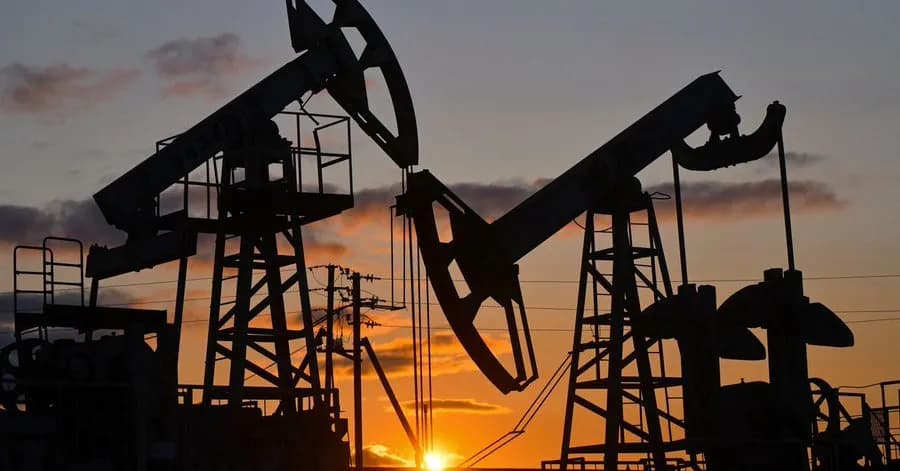 Brent Crude Nears $70 as US Oil Stocks Drop, Russia Tensions
