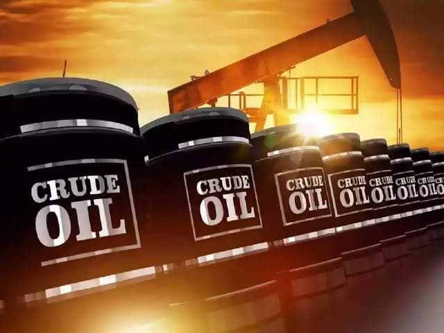 Brent Hits $100 Again as Hormuz Traffic Falls to Three Vessels